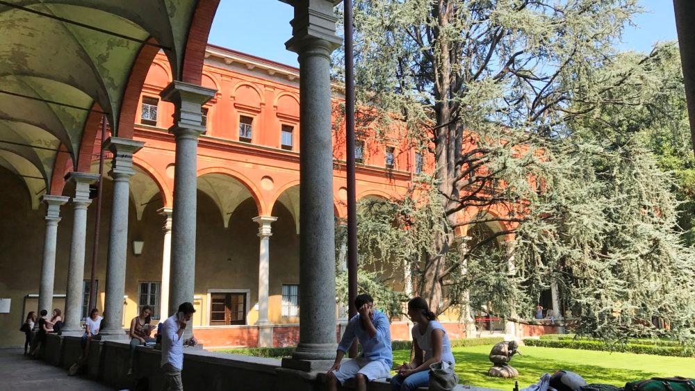 studenti in curtea Universita Catollica del Sacro Cuore